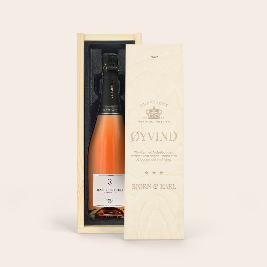 René Schloesser Rosé champagne (750ml) med personlig trækasse eller etikette Champagne i indgraveret kasse - René Schloesser rosé (750ml) med personligt navn Øyvind og tekst indgraveret i træet.