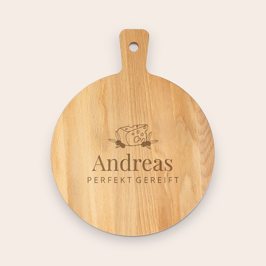 Servierbrett mit Gravur Personalisiertes Holz-Servierbrett mit rundem Design und Griff, graviert mit dem Namen "Andreas", einem Käsestück und den Worten "PERFEKT GEREIFT", ideal zum stilvollen Präsentieren von Snacks.