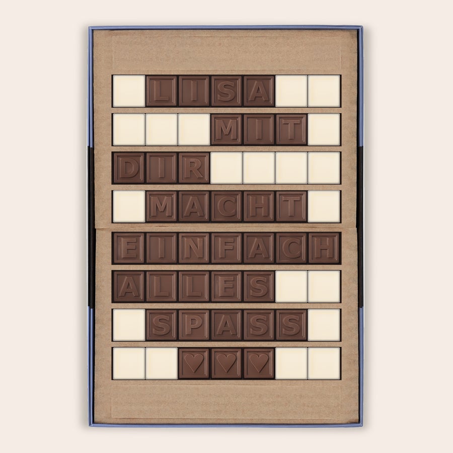 Schokotelegramm Selber Gestalten Personalisiertes Schokoladentelegramm mit der Nachricht "LISA MIT DIR MACHT EINFACH ALLES SPASS" aus Milch- und weißer Schokolade in einem Geschenkkarton