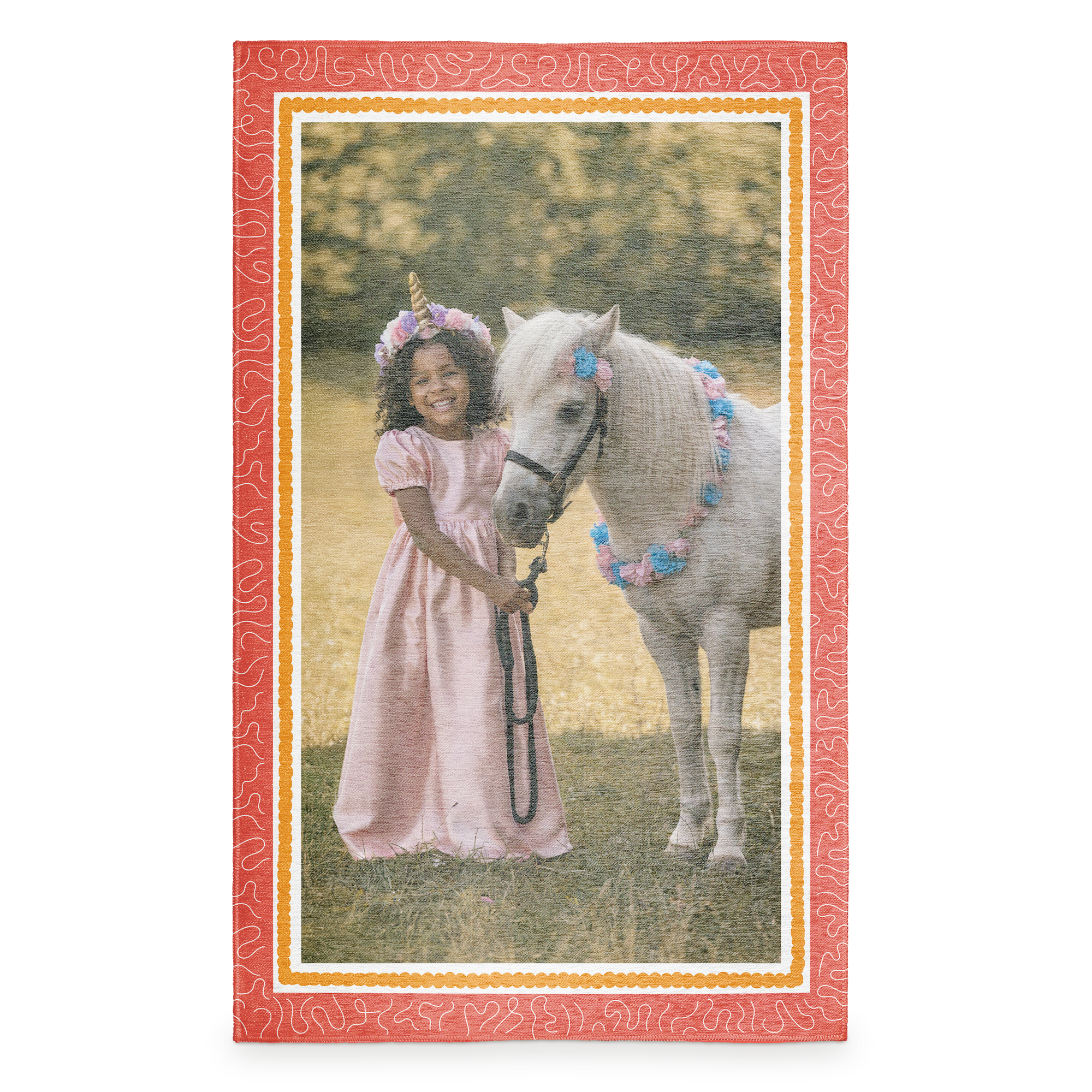 Gepersonaliseerd speelkleed met foto van lachend meisje en pony, gedrukt met een vrolijk design.