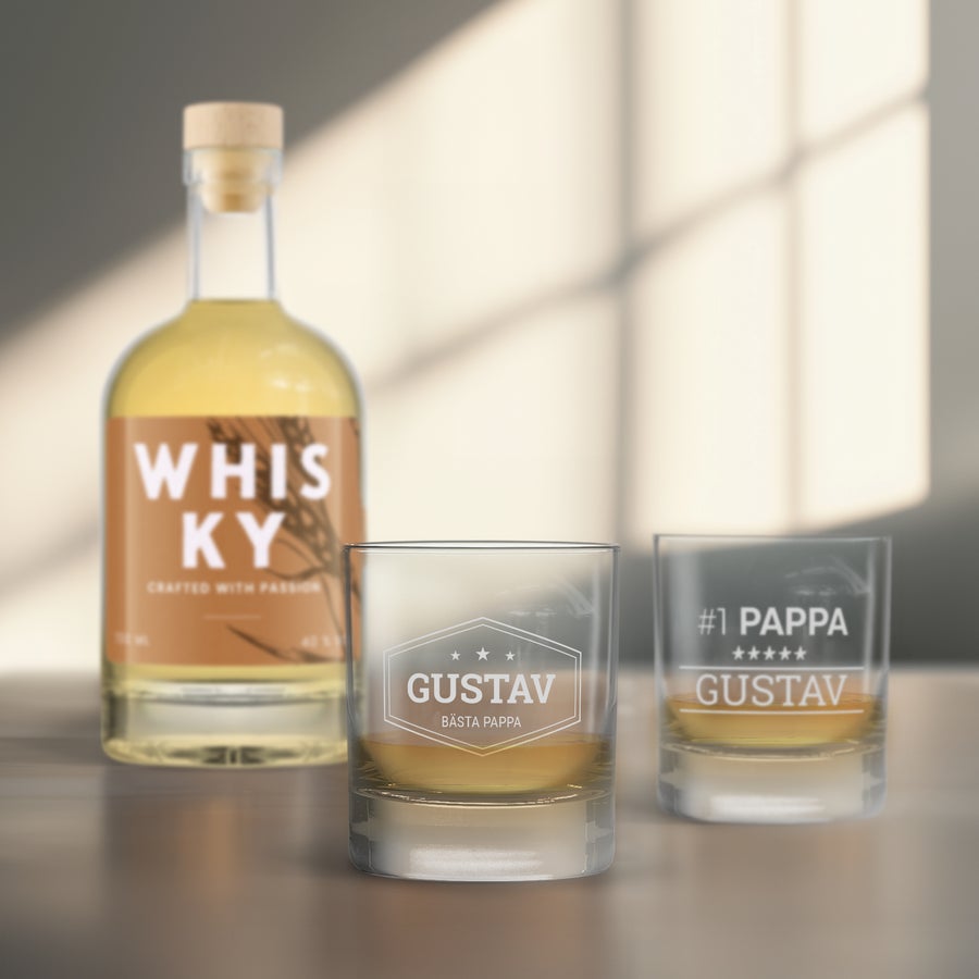 Personligt anpassad whisky Lyxigt whiskypresentset med en flaska whisky och två graverade glas med namnet "GUSTAV" och texten "#1 PAPPA"