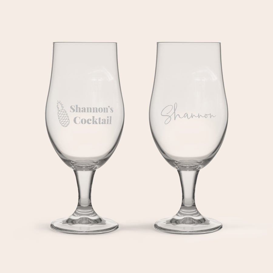 Graverat Pina Colada cocktailglas Två graverade pina colada glas, ett med texten Shannons Cocktail och ananas, det andra med namnet Shannon