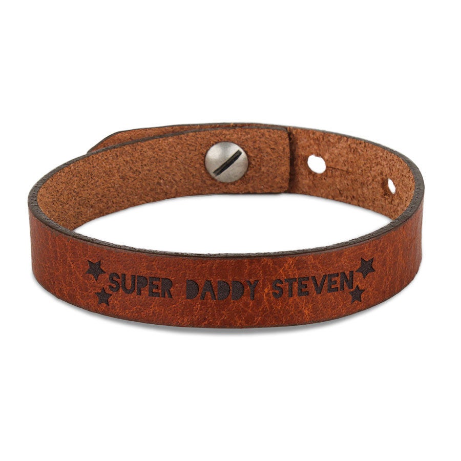 Barna bőr férfi karkötő metszettel, "SUPER DADDY STEVEN" felirattal és csillagokkal személyre szabva