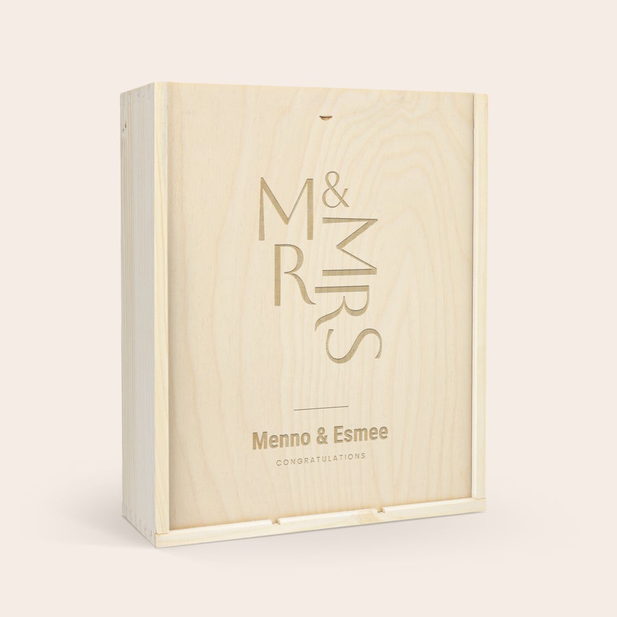 Maison de la Surprise Syrah Caixa de madeira personalizada com gravação "M & Mrs", "Menno & Esmee" e "CONGRATULATIONS", para um conjunto de vinho Syrah com copos.