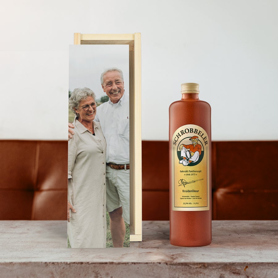 Likier Schrobbelèr Personalizowane porto Schrobbeler w drewnianej skrzynce z nadrukowanym zdjęciem pary.