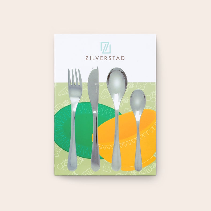 Kinderbestek graveren Een 4-delig Zilverstad kinderbestek met gravure, met mes, vork en lepels op een vrolijk gekleurde ondergrond. Iedere maaltijd wordt een feestje met persoonlijk bestek met gravure.