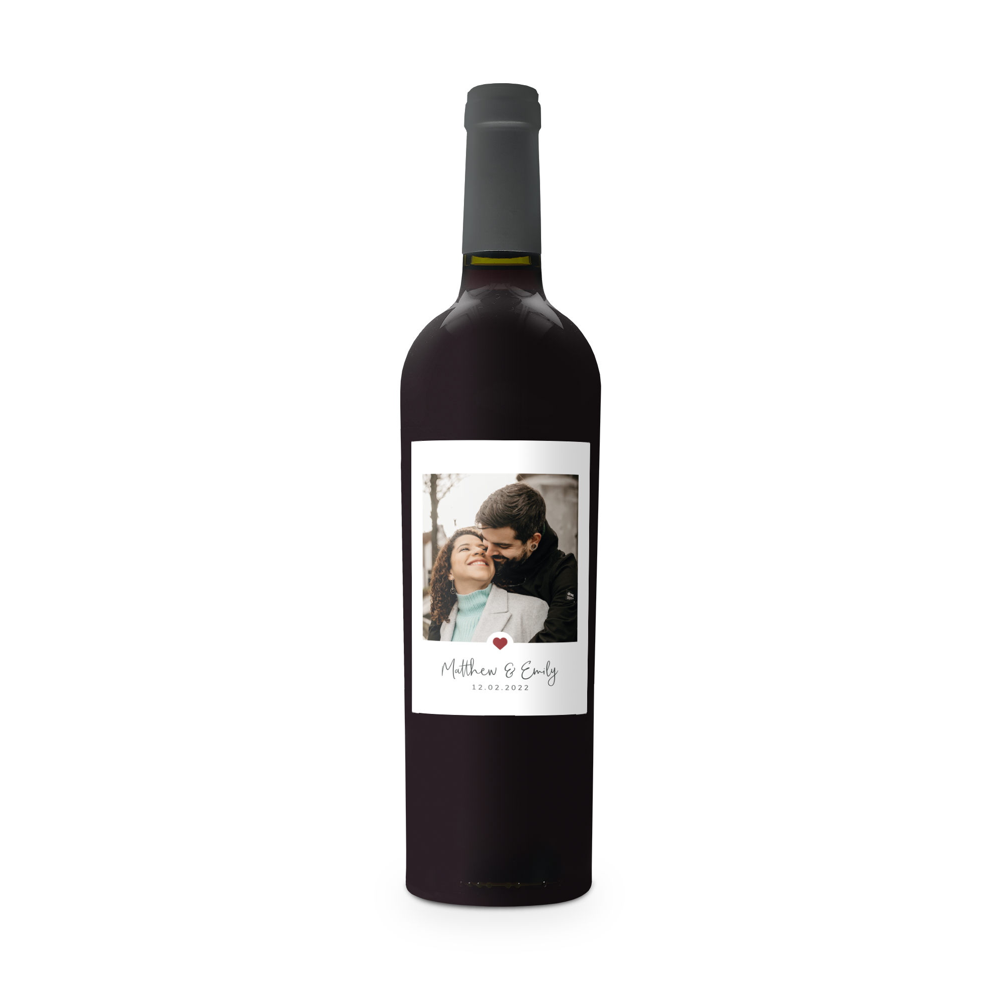 Láhev červeného vína Riondo Merlot s personalizovanou etiketou s fotografií páru, jmény Matthew & Emily a datem 12.02.2022.