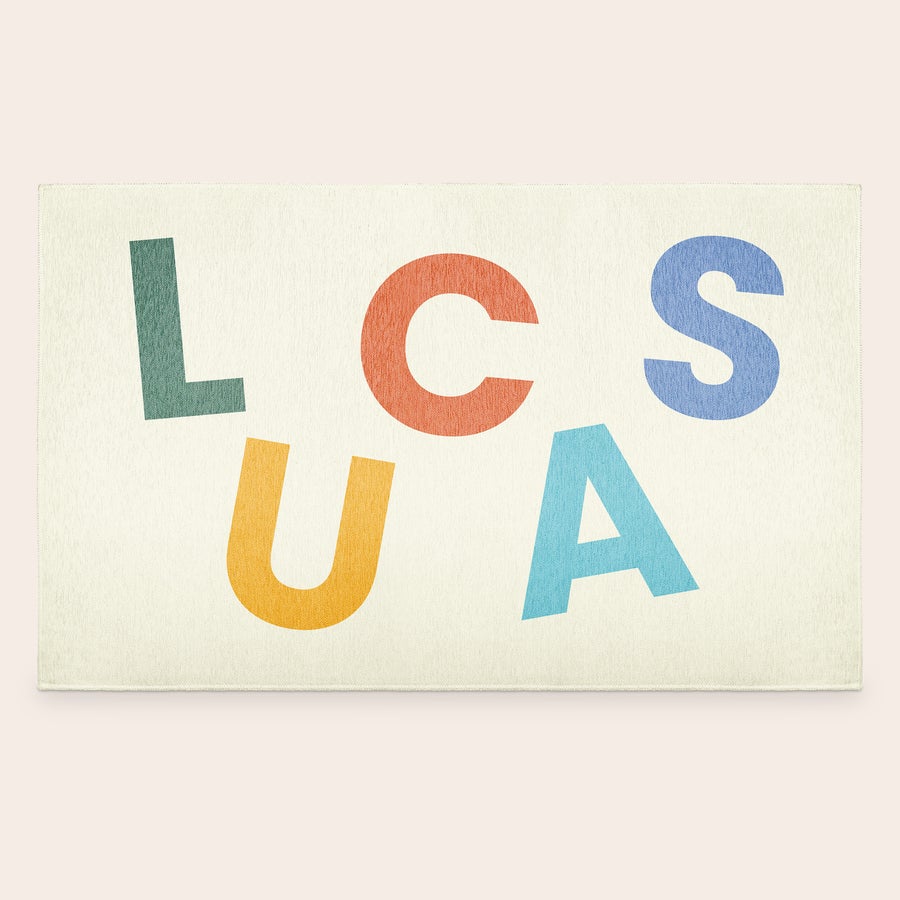 Mata do zabawy z nadrukiem Spersonalizowana mata do zabawy z nadrukowanym imieniem "LUCAS" w kolorowych literach.