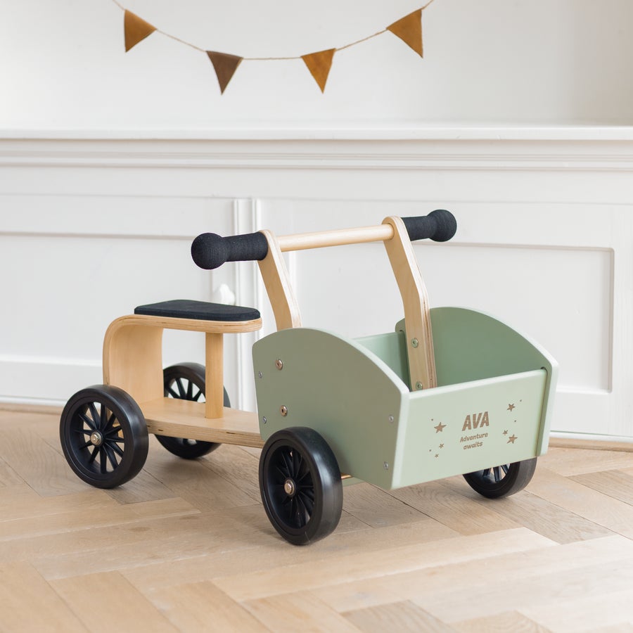 Personalizowany drewniany rowerek z pojemnikiem Drewniany rowerek biegowy z personalizowanym imieniem AVA i tekstem grawerowanym na zielonej skrzynce, niekończąca się zabawa