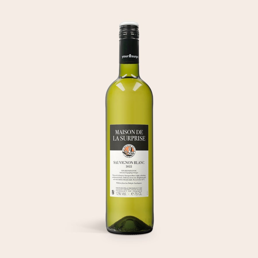 Personalizované víno - Maison de la Surprise Sauvignon Blanc Fľaša bieleho vína Luc Pirlet Sauvignon Blanc 2022. Etiketa obsahuje názov vína a popis, personalizovaný nápis "With love from Luc Pirlet for YourSurprise" vo fľaši vína v osobnom puzdre.