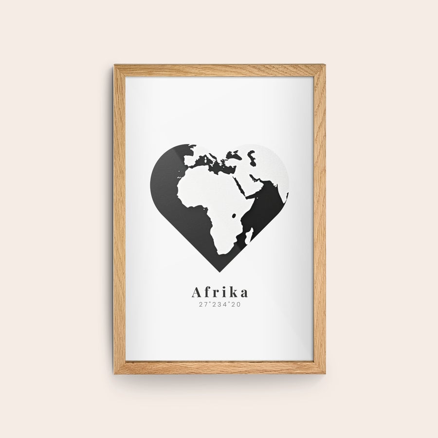 Inramat foto Personlig affisch i träram med hjärtformad världskarta över Afrika, "Afrika" och koordinater tryckt på
