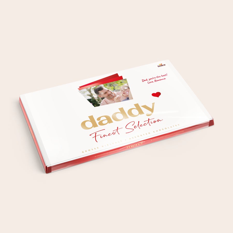 Čokoláda merci Finest Selection s přáním Čokoláda merci s personalizovanou kartou - 400 gramů s fotografií tatínka s dcerou a nápisem "Dad, you're the best! Love, Rowenna" na obalu.