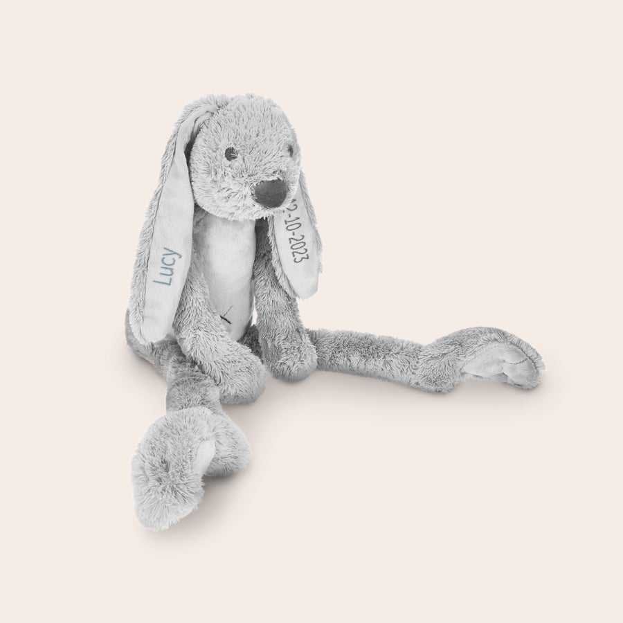 Jucarie personalizata - Happy Horse - Rabbit Richie Pluș iepuraș Richie personalizat cu numele Lucy și data 12-10-2023 brodate pe urechi