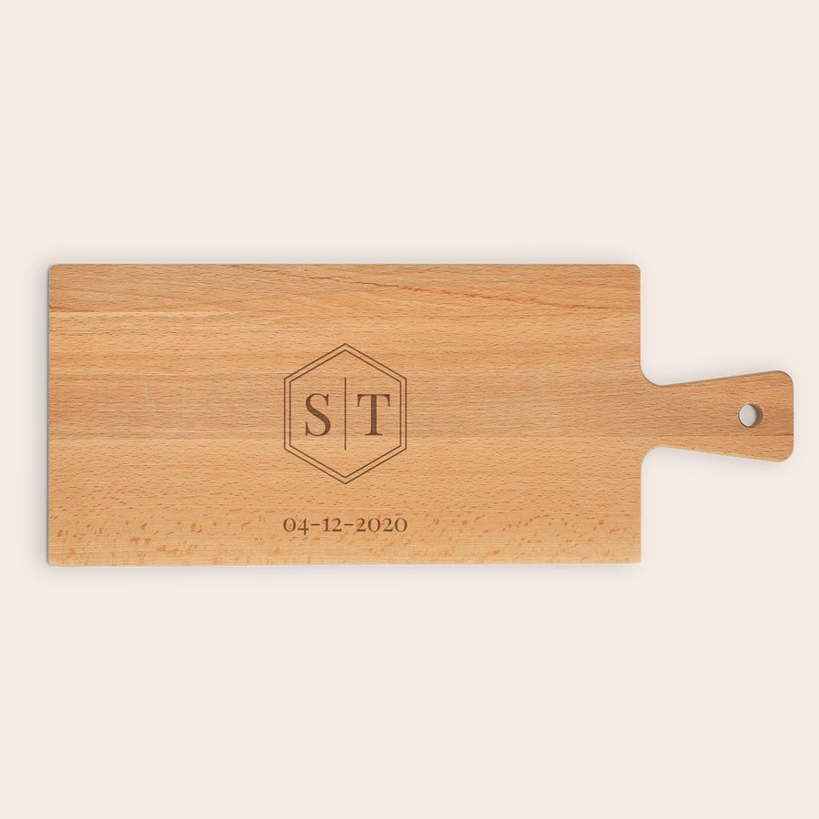Tabla de cortar de madera Bandeja de madera personalizada grabada con las iniciales ST en un hexágono y la fecha 04-12-2020.
