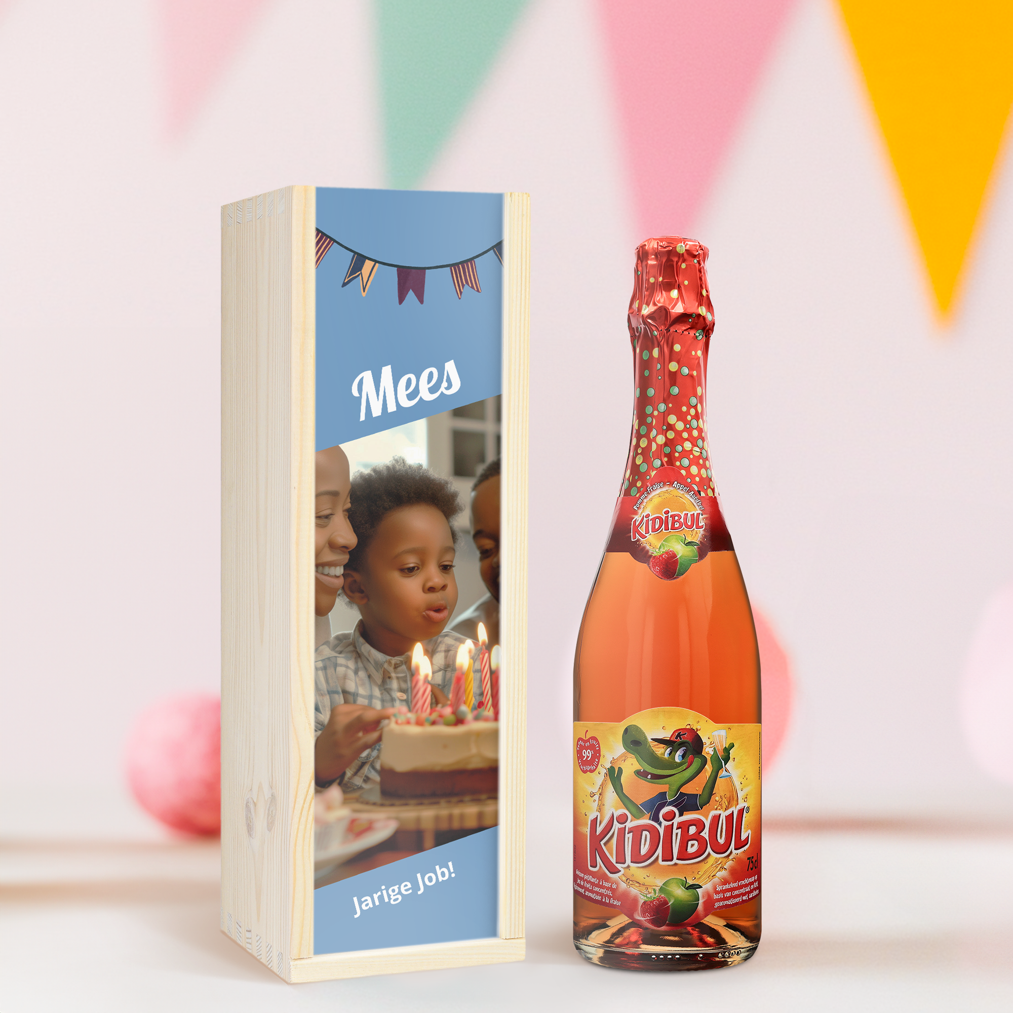 Houten kist met foto en tekst Jarige Job, bedrukt met een foto van een jongen die kaarsjes uitblaast en een fles Kidibul kinderchampagne.