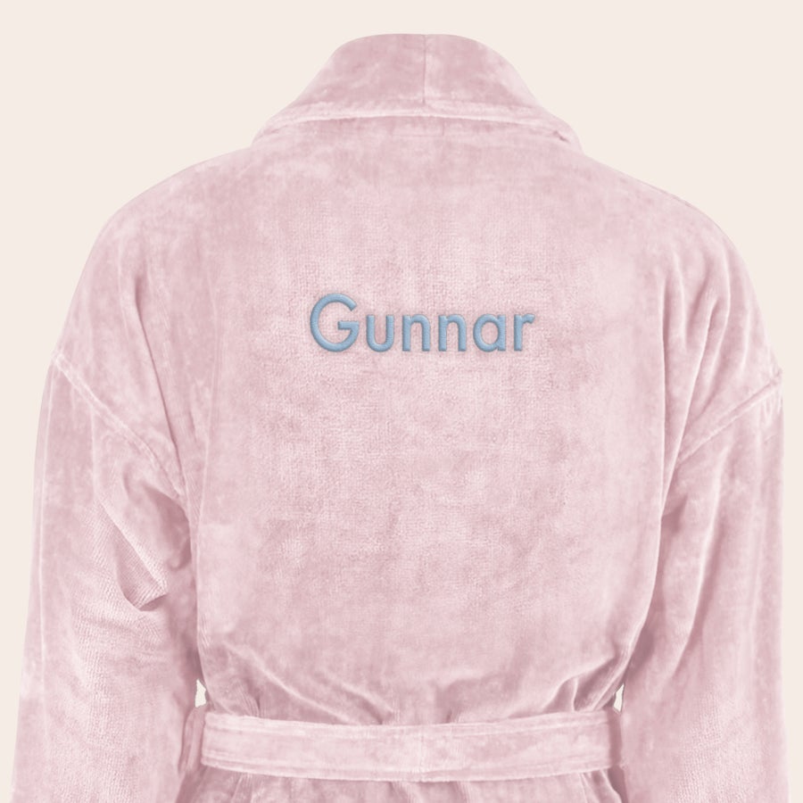 Bademantel Männer personalisiert Rosa Frottee Bademantel mit dem Namen Gunnar in Hellblau auf dem Rücken bestickt, Ihr eigener Bademantel mit Namen bestickt