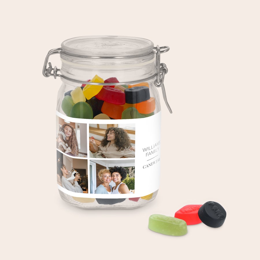 Henkilökohtainen makeispurkki Henkilökohtainen makeapurkki viinikumien kera, jossa on painettu valokuvakollaasi ja teksti "Williams Family Candy Jar"