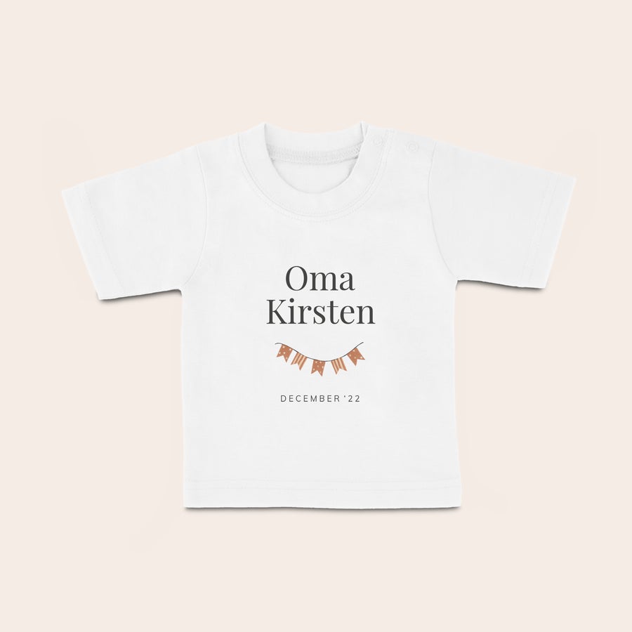 Baby shirt bedrukken Wit baby shirt met naam Oma Kirsten, gedrukt met slinger en datum december '22