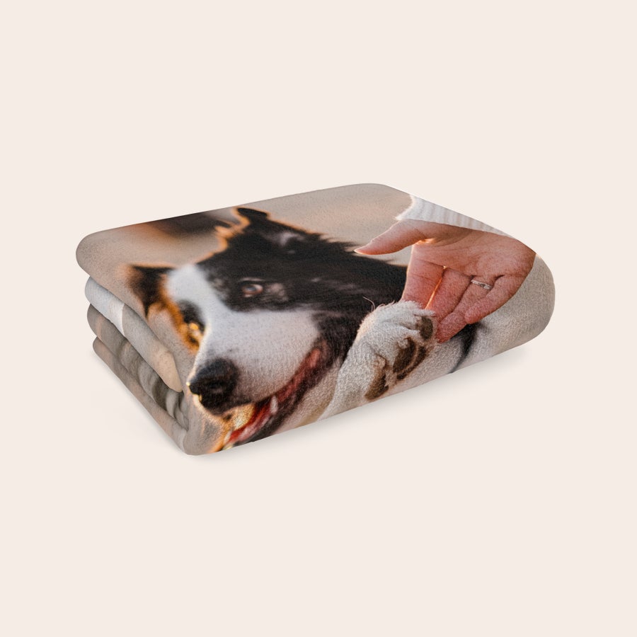 Pătură din fleece - Imprimeu carouri - Animale - 100x150 Pătură fleece imprimată cu poza unui câine border collie și o mână, personalizabilă cu fotografia ta.