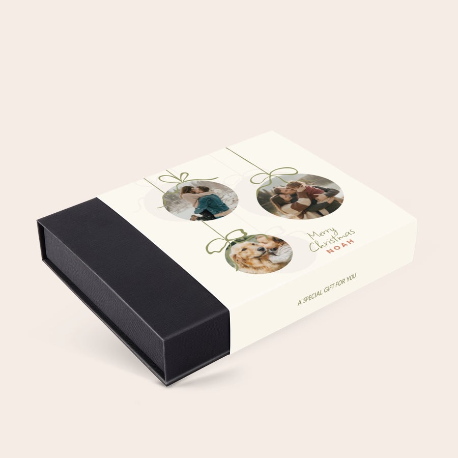 Caja de bombones de lujo - Navidad Caja de chocolates navideños personalizados con tres fotos de personas y un perro, y el texto "Merry Christmas NOAH".