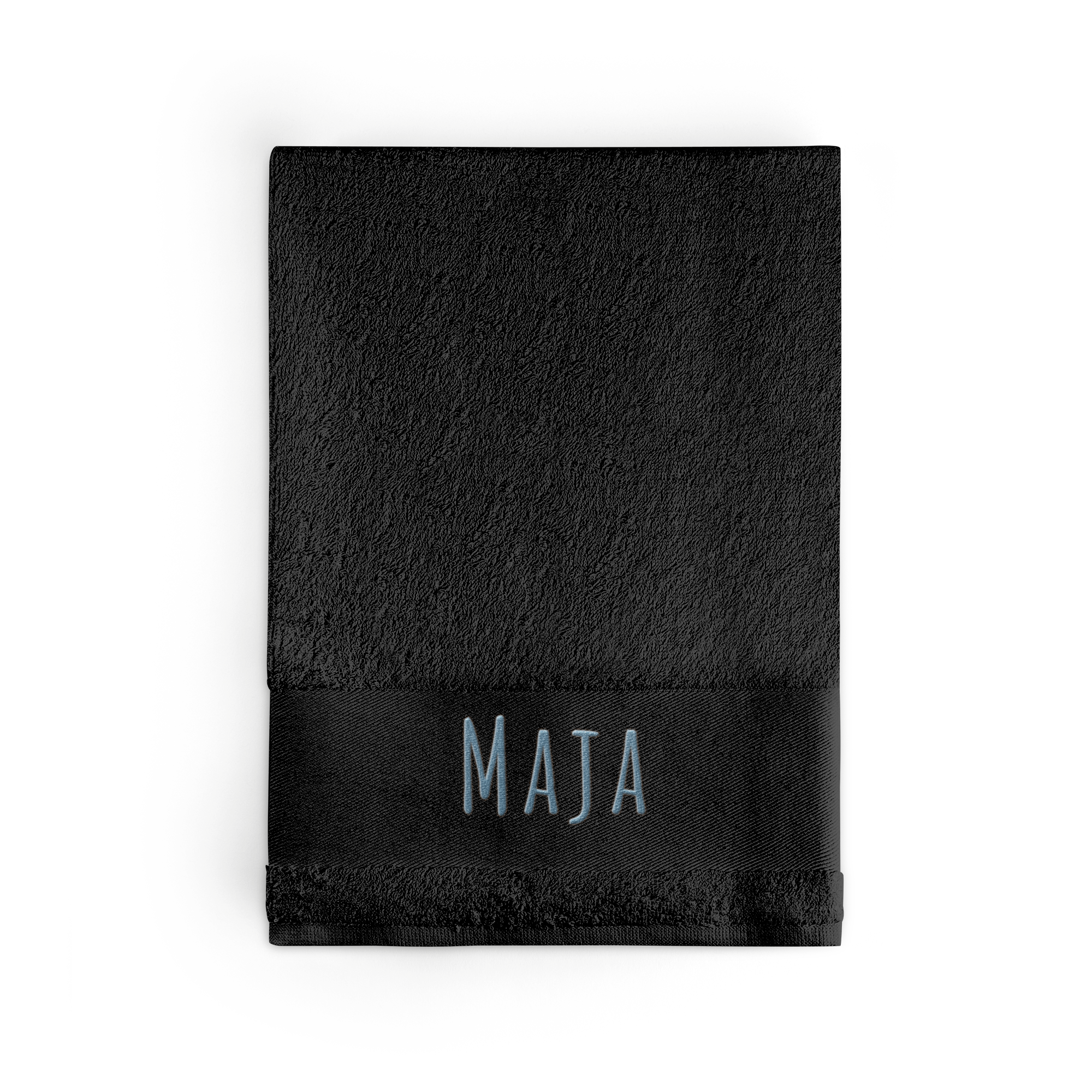 Personlig svart badehåndkle brodert med navnet MAJA, et unikt tilpasset produkt