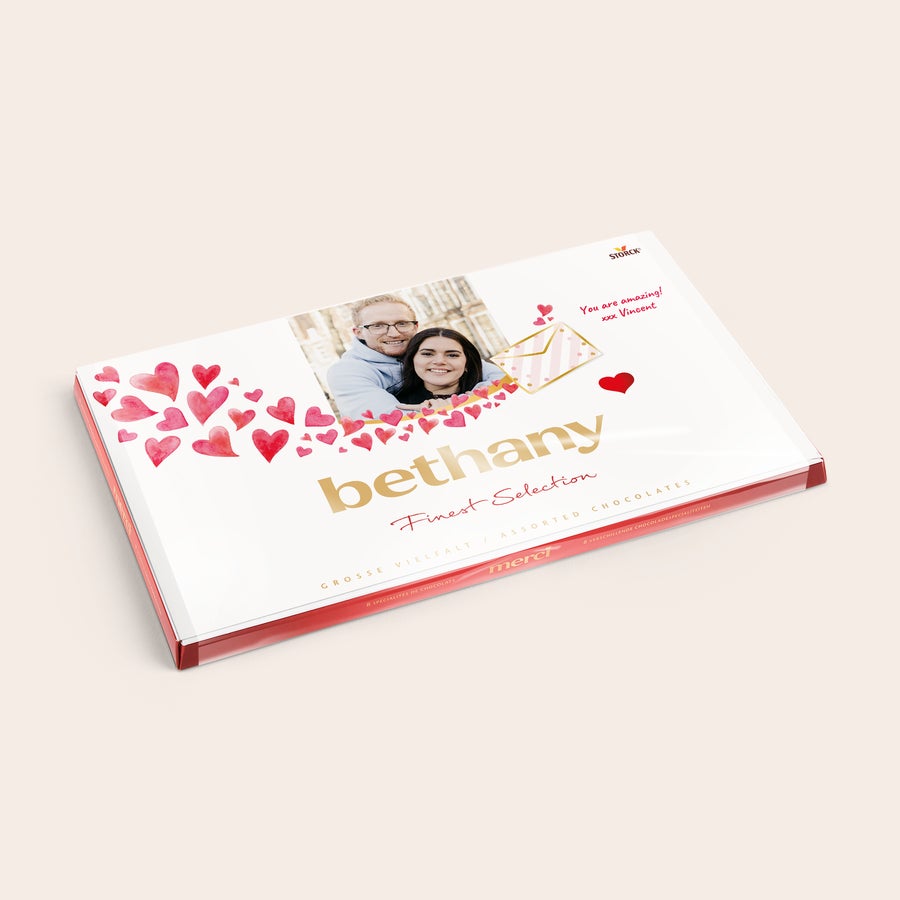 Merci Chokolade med personligt kort Hvem overrasker du med en Merci chokolade gaveæske med personligt kort, foto og teksten You are amazing!