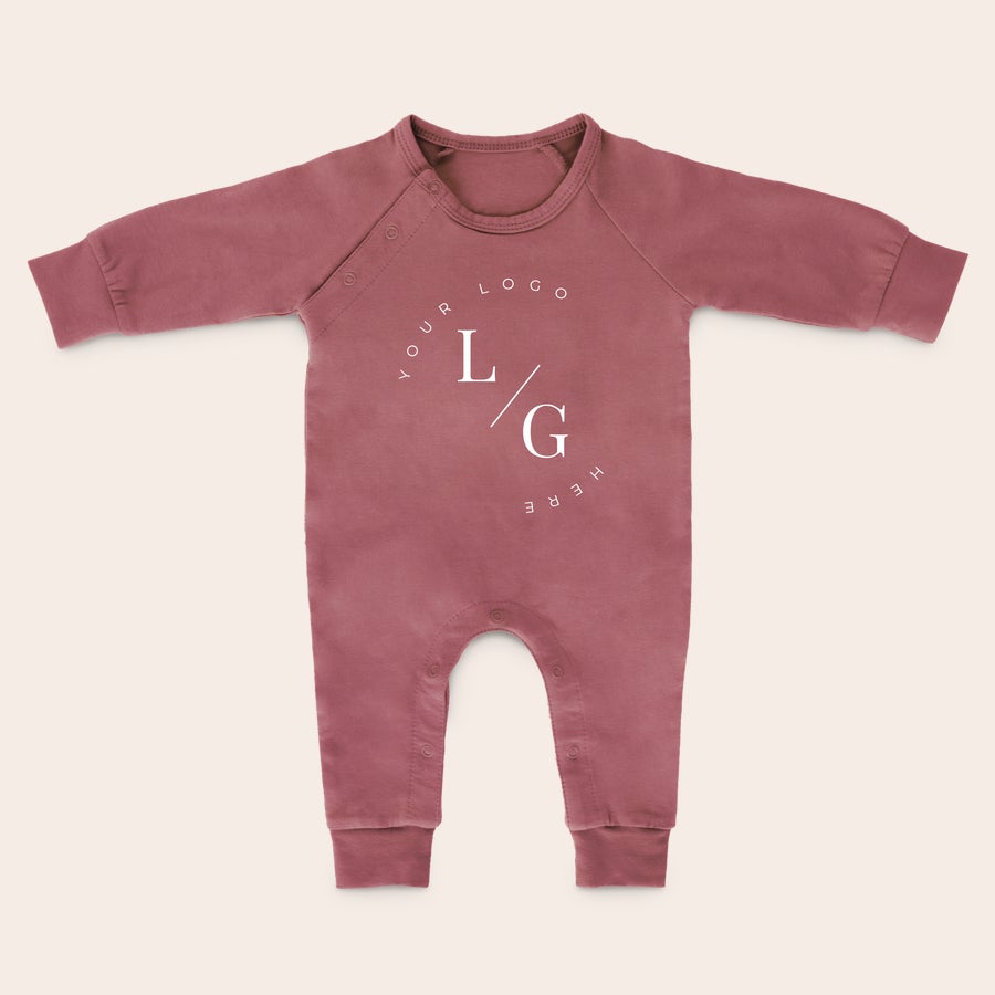 Body de bebé Impreso Body de bebé rosa personalizado con texto "YOUR LOGO HERE" impreso en el pecho, ideal para mover esas piernas gorditas.