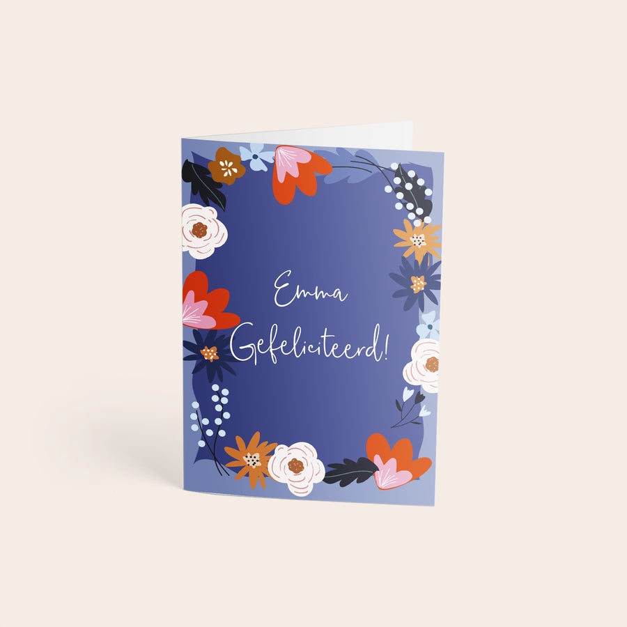 Droogbloemen cadeau Een prachtig boeket droogbloemen met gepersonaliseerde kaart, bedrukt met de naam Emma Gefeliciteerd omringd door vrolijke bloemen.