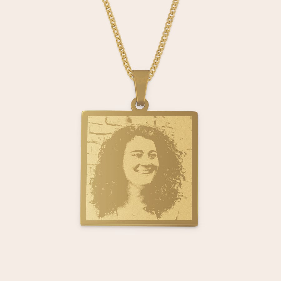 Kette mit viereckigem Anhänger Quadratischer goldfarbener Anhänger an Kette mit Fotogravur einer lächelnden Frau und Personalisierungsoption.