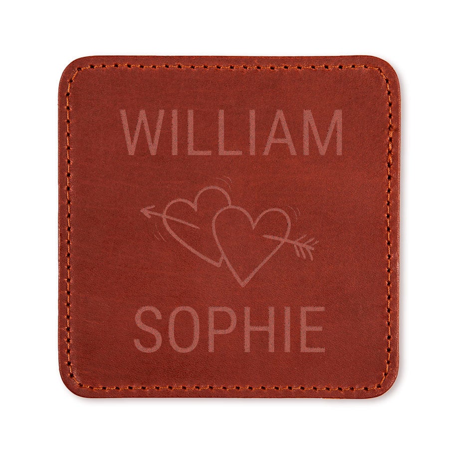 Brązowa skórzana podkładka z grawerem imion William i Sophie oraz dwoma sercami ze strzałą