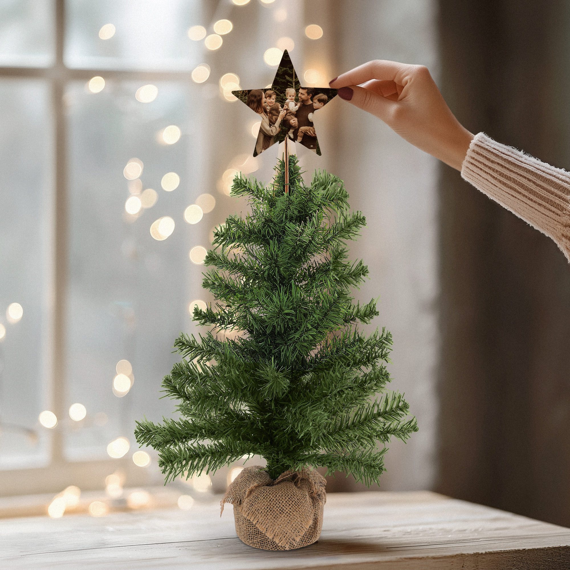 Kunstig juletre med personlig tre-stjernetopp