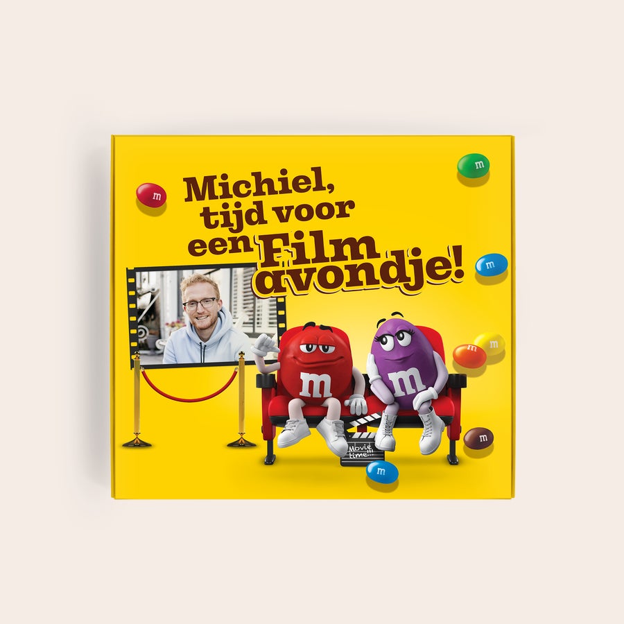 Gepersonaliseerde M&M's moviebox Gepersonaliseerde M&M'S film giftbox met foto en tekst Michiel, tijd voor een Filmavondje!, bedrukt met twee M&M'S poppetjes in bioscoopstoelen.