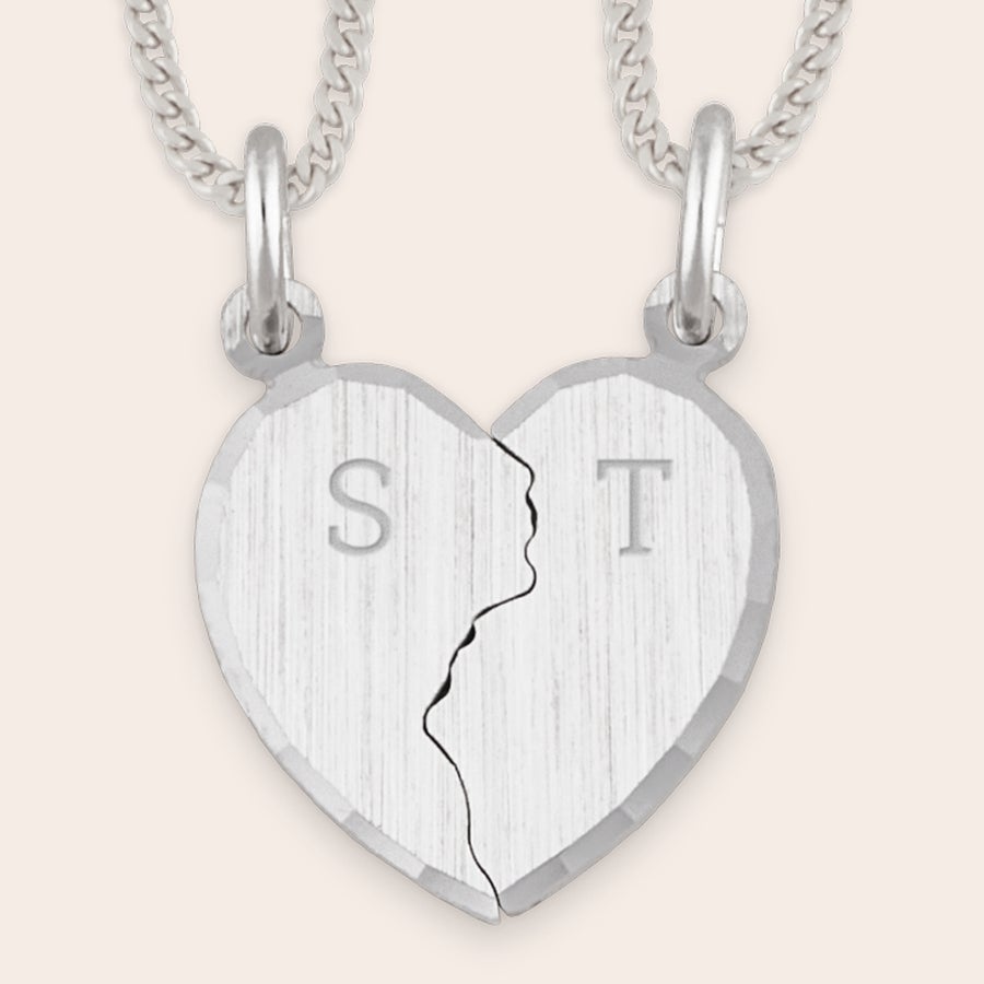 Ciondolo in Argento Inciso - Cuori Spezzati - Iniziale Ciondolo d'argento a forma di cuore diviso in due, con le lettere S e T incise su ciascuna metà, perfetto da indossare con i tuoi cari.