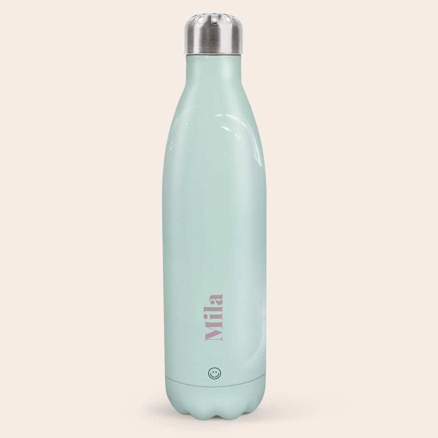 Trinkflasche Edelstahl Personalisiert Mintgrüne Thermosflasche mit silbernem Deckel, bedruckt mit dem Namen "Mila" und einem Smiley-Symbol.