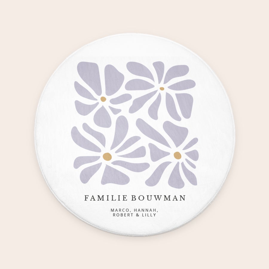Ronde badmat bedrukken - ø 70 cm Ronde, witte badmat met bloemen en de geprinte namen Familie Bouwman en Marco, Hannah, Robert & Lilly, wat elke badkamer tot een persoonlijke oase maakt.