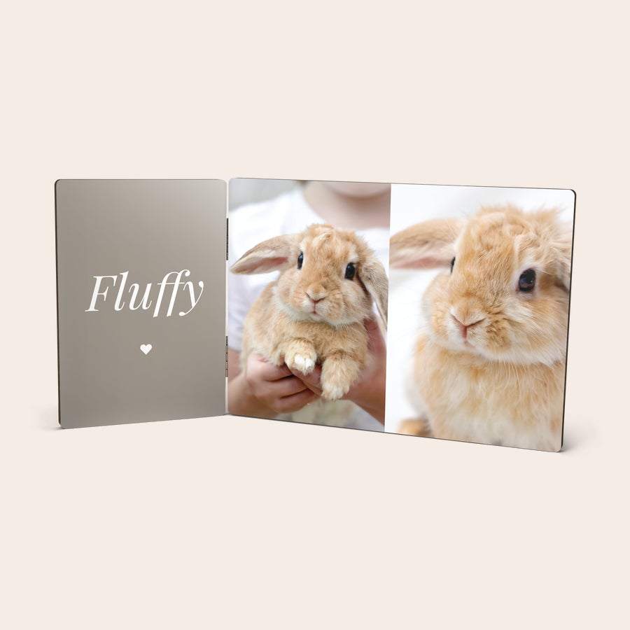 Hængslet fotoramme Overraskelse med en rektangulær hængslet fotoramme, der er personlig med dit eget foto og teksten Fluffy
