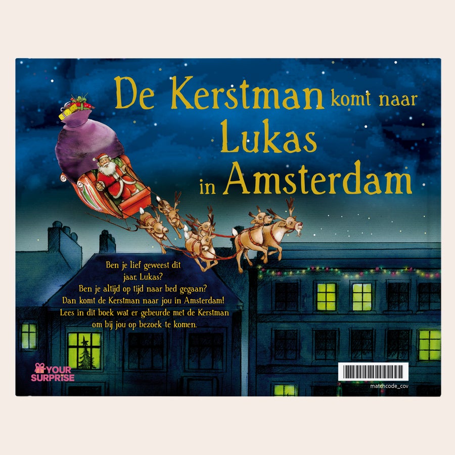 Gepersonaliseerd kerstboek "De kerstman komt" Boek met naam en foto De kerstman komt Hardcover, gepersonaliseerd met naam Lukas en woonplaats Amsterdam, op een donkere achtergrond met de Kerstman in zijn slee.