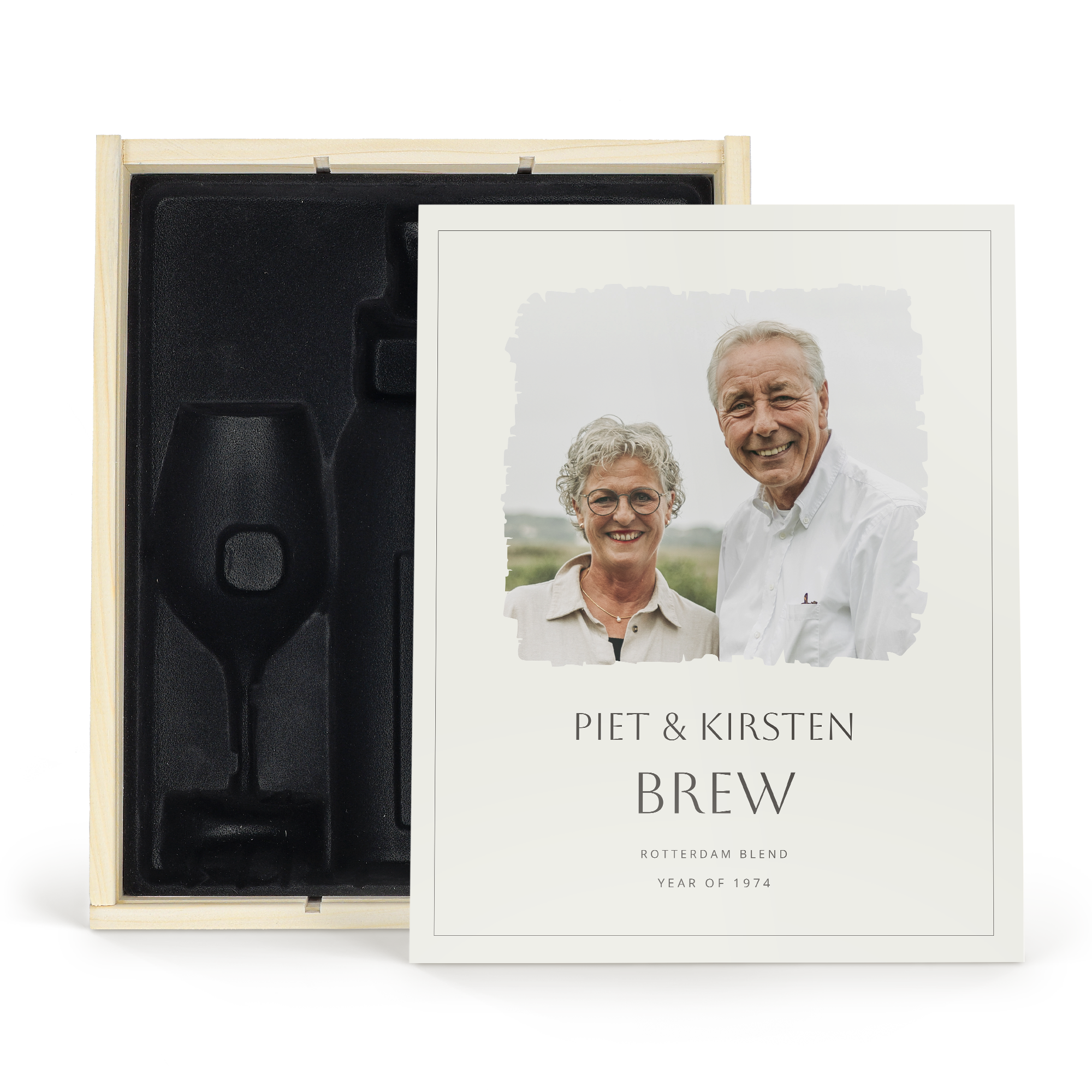 Houten kist met persoonlijke opdruk Piet & Kirsten Brew, ruimte voor fles en twee wijnglazen