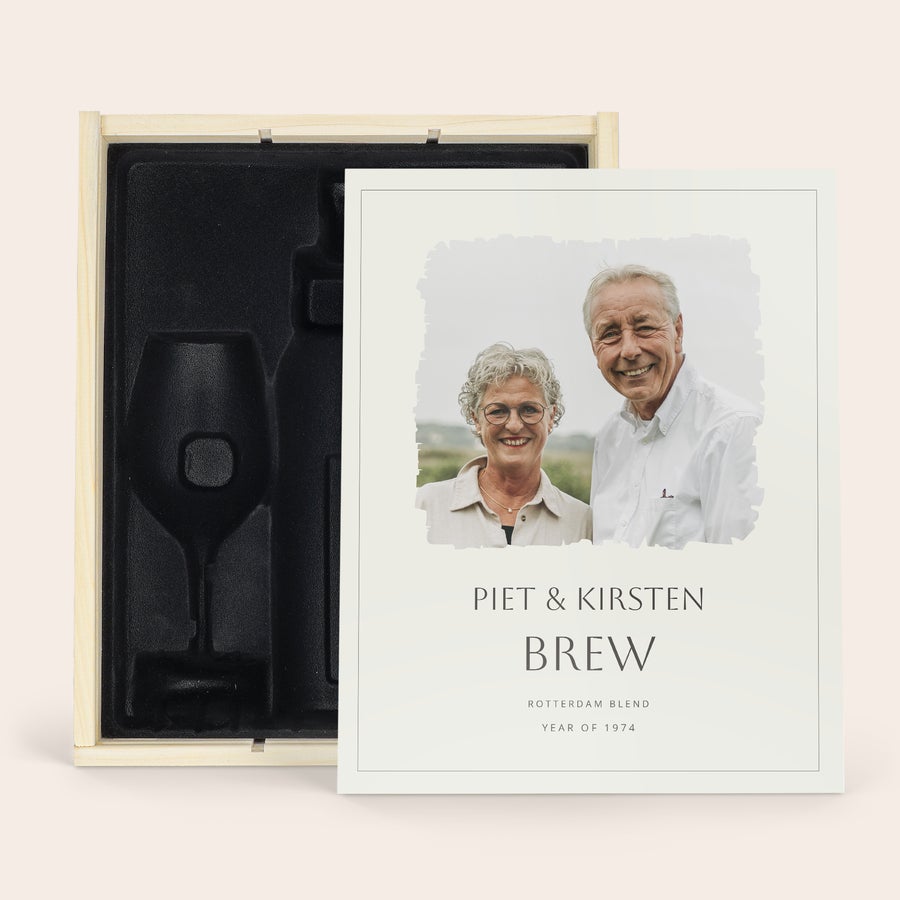 Gepersonaliseerde wijndoos Houten kist met persoonlijke opdruk Piet & Kirsten Brew, ruimte voor fles en twee wijnglazen