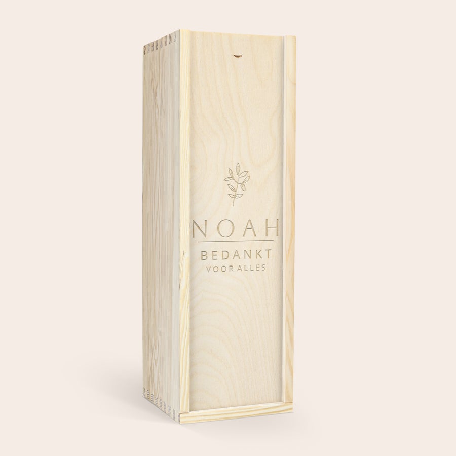 Wijn Ramon Bilbao Crianza personaliseren Houten wijnkist met een gravure van naam Noah en de tekst bedankt voor alles. Wie verras jij met een fles Ramon Bilbao wijn in een luxe gegraveerde wijnkist?
