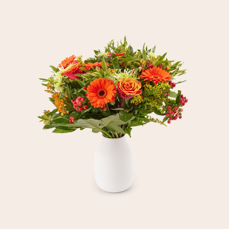 Oranje bloemen boeket Boeket oranje bloemen in vaas met gerbera's, rozen en groen, inclusief cadeaukaartje.