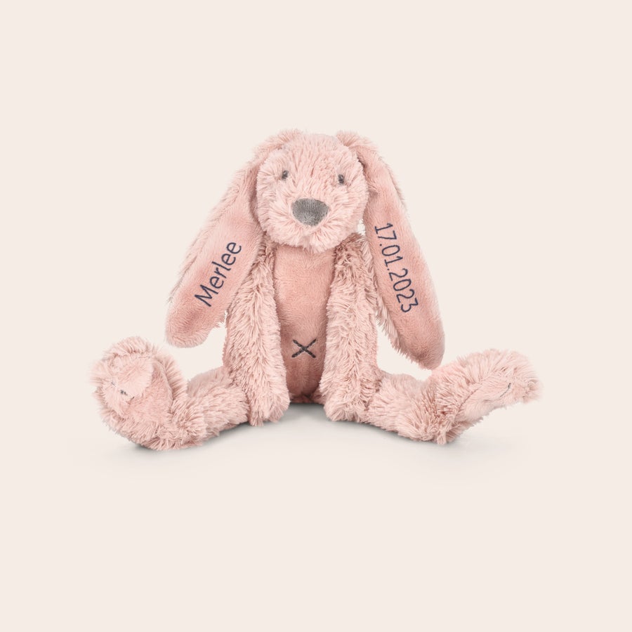 Rabbit Richie Bamse med navn - Kanin Lyserød kanin bamse med navn Merlee og datoen 17.01.2023 broderet på ørene