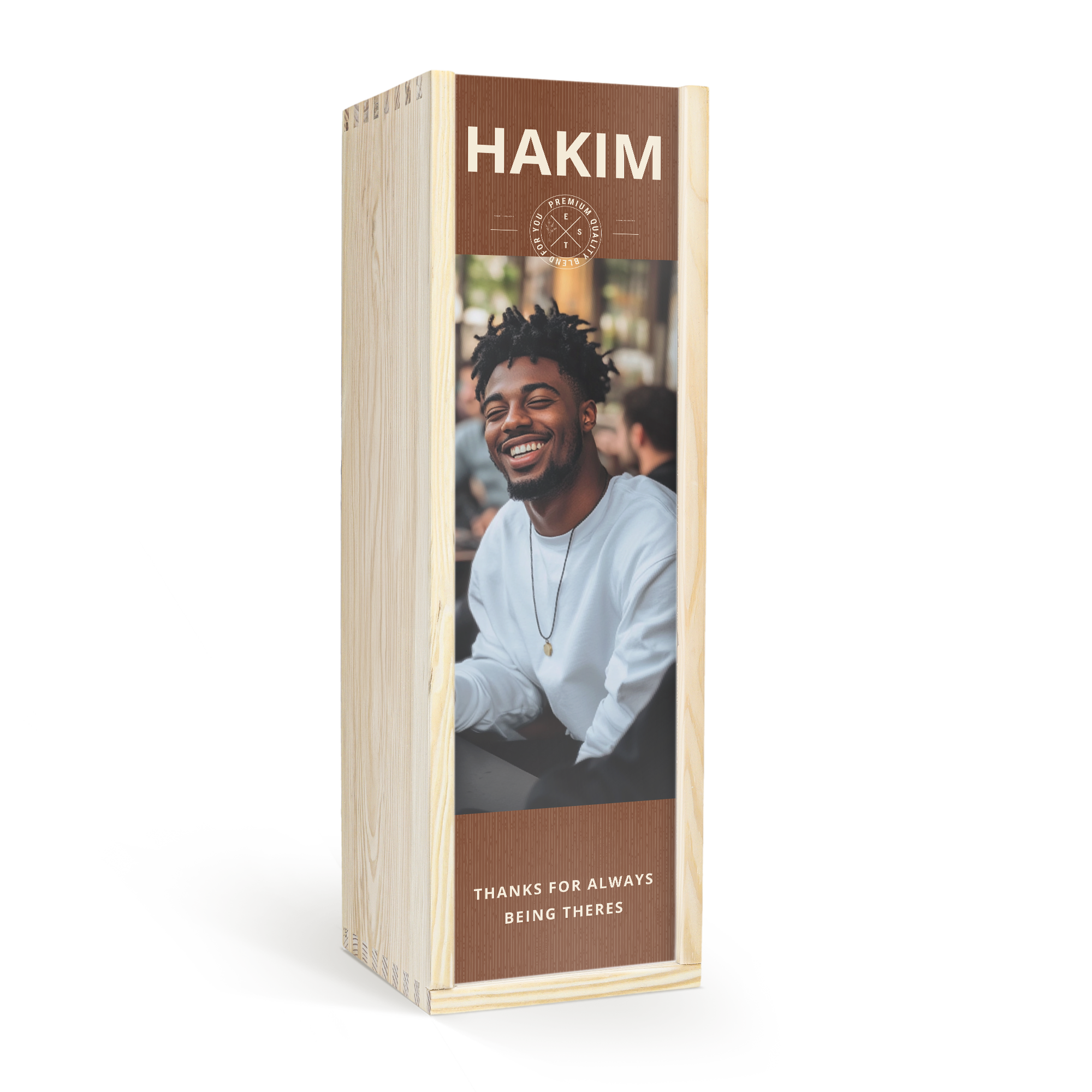 Je scoort zeker punten met een heerlijke fles whisky in een bedrukte kist. Op de kist is de naam Hakim, een foto en de tekst 'Thanks for always being theres' gedrukt.