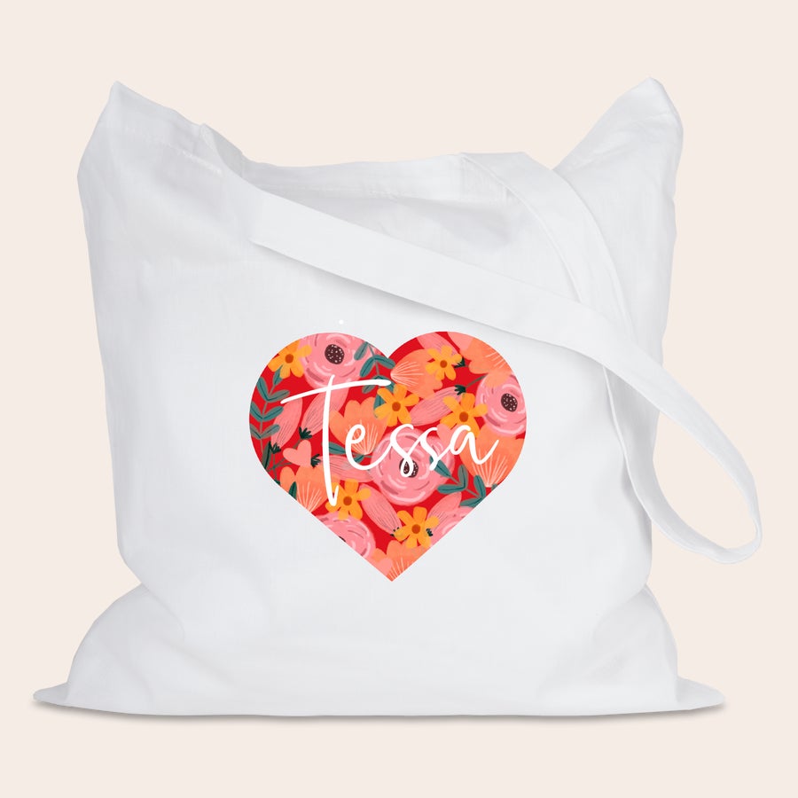 Tote bag bedrukken Witte linnen tas bedrukt met hartvormige bloemenprint en de naam Tessa.