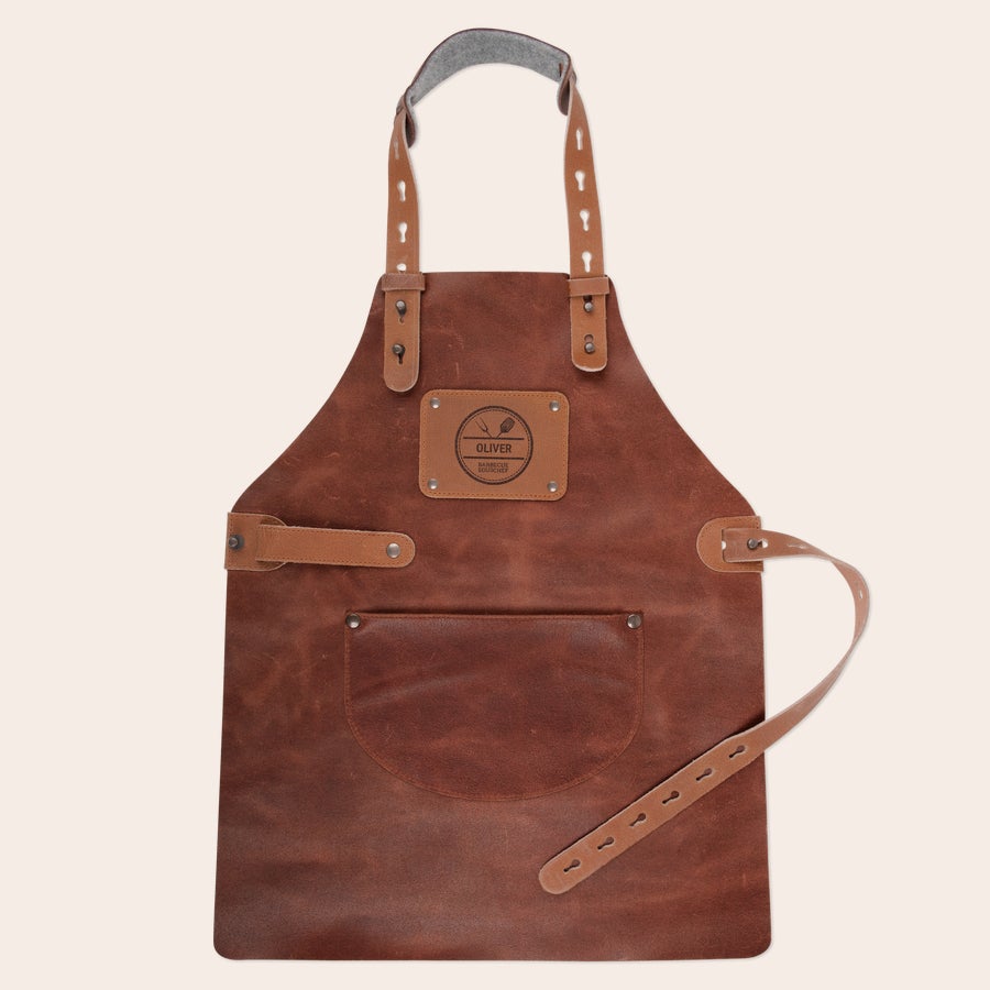 Grembiule in Pelle Bambini con Nome Grembiule da cucina in pelle marrone con toppa incisa con il nome Oliver e la scritta Barbecue Souschef