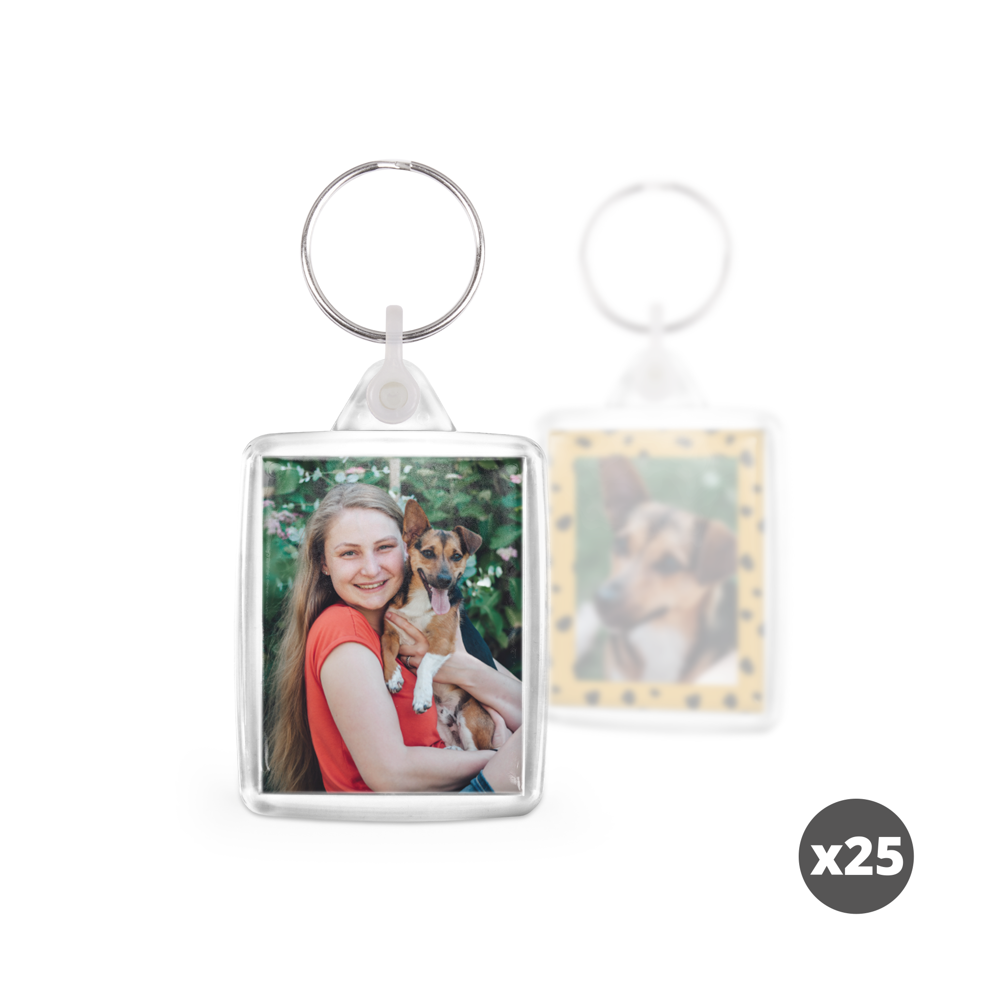 Personliga nyckelringar med foto tryckt i akryl. En tjej med hund syns på en nyckelring.