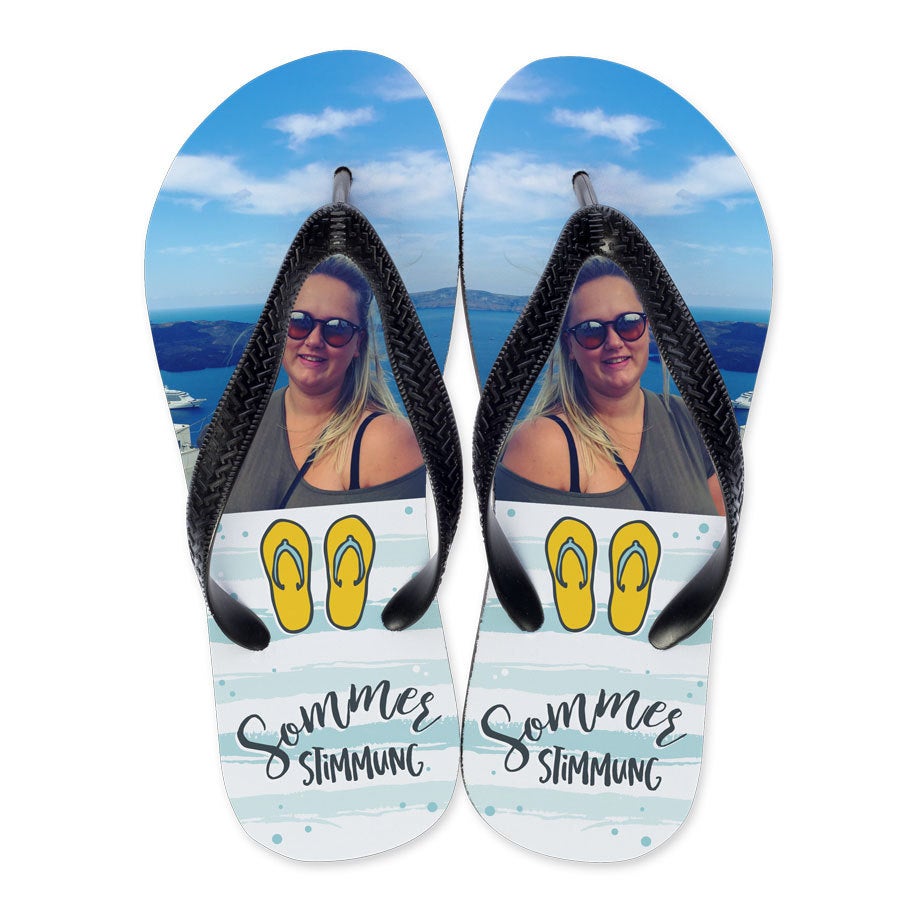 Individuelle Zehensandalen mit einem aufgedruckten Foto einer Frau und dem Text "Sommer Stimmung"