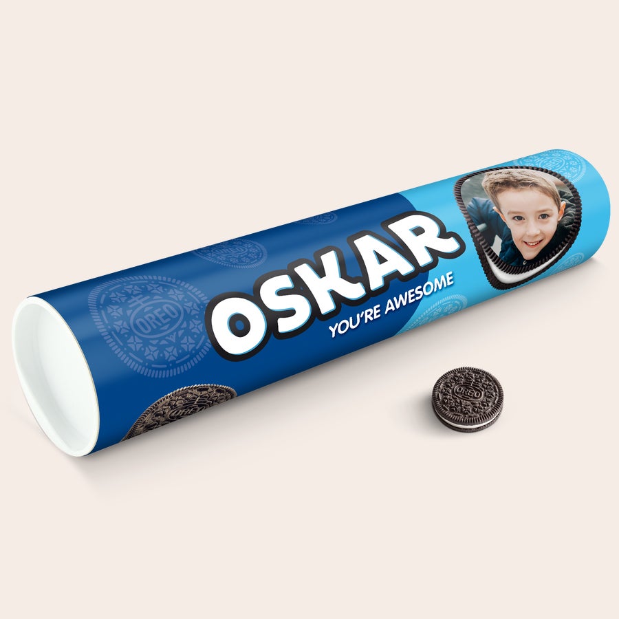 Spersonalizowana tuba upominkowa Oreo XXL Tuba prezentowa Mega Oreo z imieniem Oskar i spersonalizowanym zdjęciem na niebieskim tle