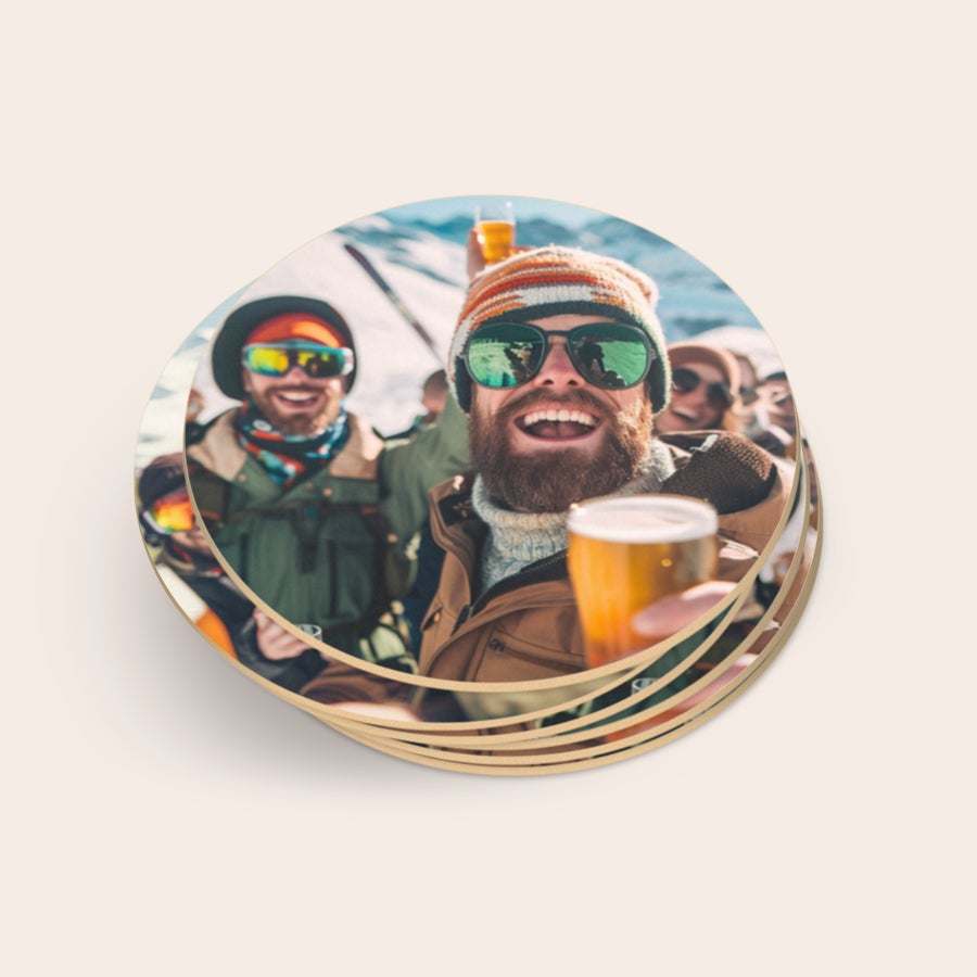 Suporturi de bere personalizate Suporturi de bere personalizate cu o fotografie color a unui grup de prieteni veseli.