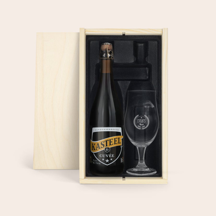 Garrafa de Cerveja - Cuveé du Chateau Caixa de madeira com garrafa de cerveja Kasteel Cuvée e copo gravado com "Evan's Beer"